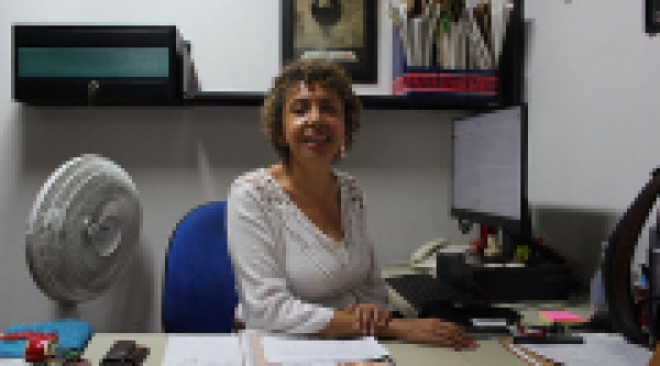 Designaci&oacute;n de la profesora Mery Cruz como nueva Directora de la Escuela de Estudios Literarios