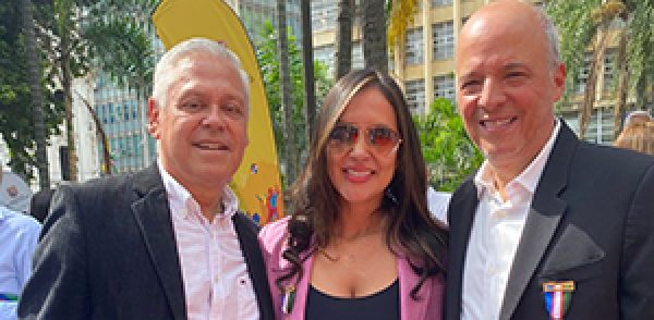 Profesor Valencia recibe importante reconocimiento