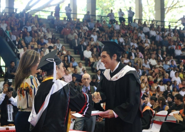 ELKIN FABRIANY PINEDA CONDECORADO COMO EL MEJOR GRADUANDO