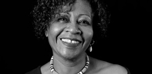 Ana Yuli Mosquera en una ciudad de mujeres azules