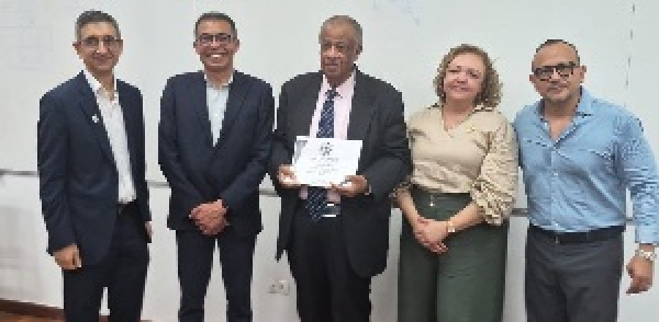 Reconocimiento a Delf&iacute;n Grueso y a la Facultad de Humanidades