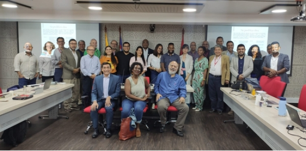 El Consejo Acad&eacute;mico de la Universidad del Valle recibi&oacute; a la escritora puertorrique&ntilde;a Mayra Santos