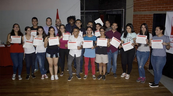 Registro fotogr&aacute;fico, entrega de Est&iacute;mulos Acad&eacute;micos