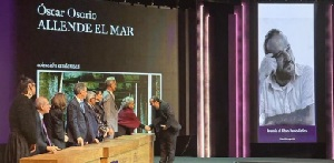 Docente recibe menci&oacute;n por su libro de cr&oacute;nicas